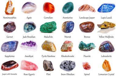 Beyaz arka planda güzel bir jeolojik mineral koleksiyonu.
