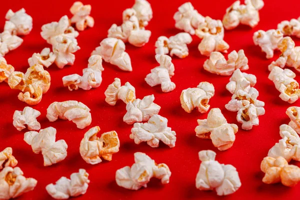 Scatola Con Popcorn Sfondo Rosso Primo Piano — Foto Stock