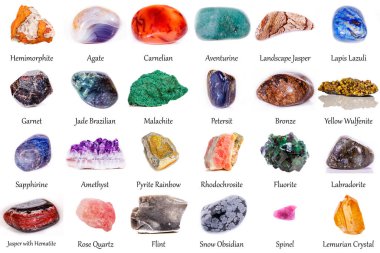 Beyaz arka planda güzel bir jeolojik mineral koleksiyonu.