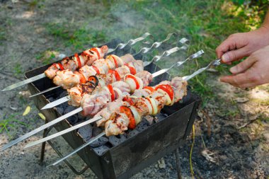 Şişte sebzelerle barbekü yapmak. Izgarada kızartılmış et.