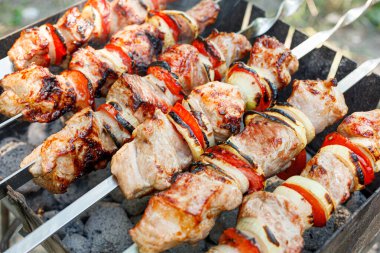 Şişte sebzelerle barbekü yapmak. Izgarada kızartılmış et.