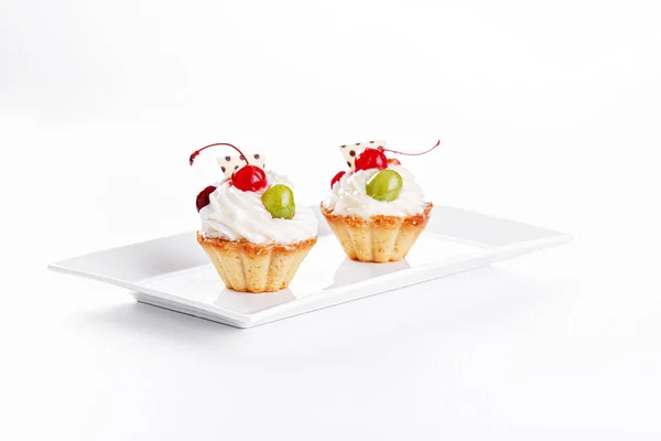 Prachtige Roomtaarten Met Kersen Druiven Een Bord Een Witte Achtergrond Stockfoto