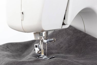 Dikiş makinesi, kumaş dikme, iğne yuvarlak plan. Yakın plan.