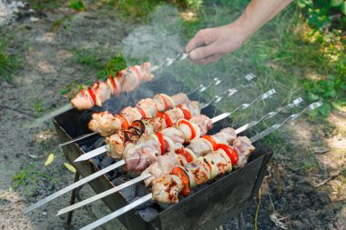 Şişte sebzelerle barbekü yapmak. Izgarada kızartılmış et.