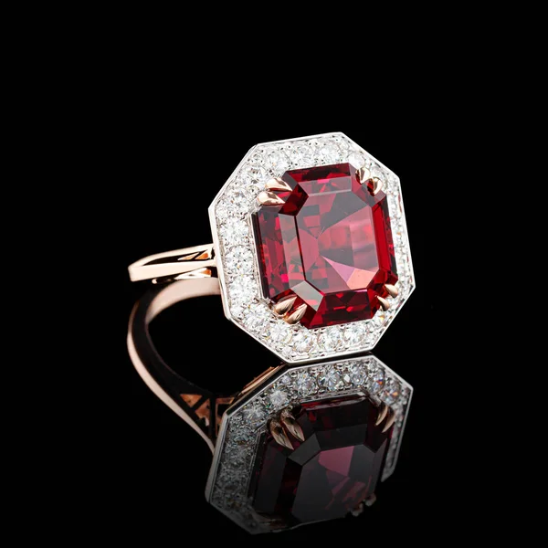Gyönyörű Sárga Arany Gyűrű Gyémántok Gránát Egy Fekete Háttér Közelkép — Stock Fotó
