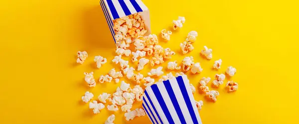 Pudełko Tekturowe Popcornem Żółtym Tle Zbliżenie — Zdjęcie stockowe