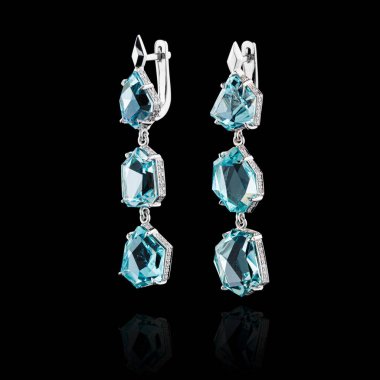 Siyah arka planda elmaslar ve akuamarin olan güzel beyaz altın küpeler.