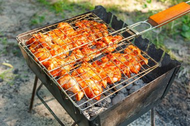 Tavuk kanatları ve bacakları ızgarada pişiriyorum. Izgarada kızartılmış et.