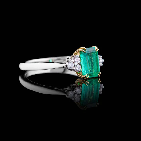 Vacker Vit Guld Ring Med Diamanter Och Smaragd Svart Bakgrund — Stockfoto