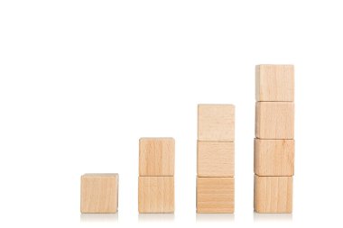 Tahta küpleri merdiven şeklinde, elleri izole edilmiş, yakın plan beyaz bir arka plan.
