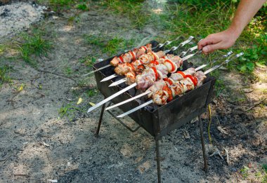 Şişte sebzelerle barbekü yapmak. Izgarada kızartılmış et.