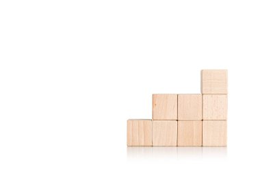 Tahta küpleri merdiven şeklinde, elleri izole edilmiş, yakın plan beyaz bir arka plan.