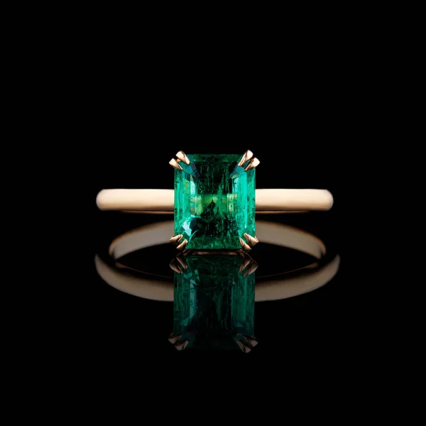 Vacker Gul Guld Ring Med Smaragd Svart Bakgrund Närbild — Stockfoto