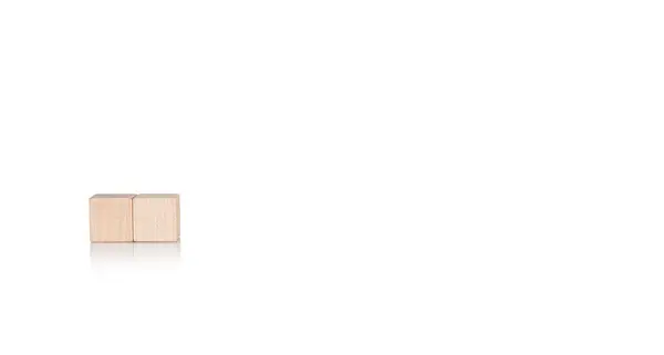 Holzwürfel Zwei Stück Auf Isoliertem Weißem Hintergrund Nahaufnahme — Stockfoto