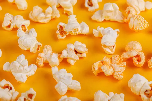 Doos Met Popcorn Een Gele Achtergrond Close — Stockfoto