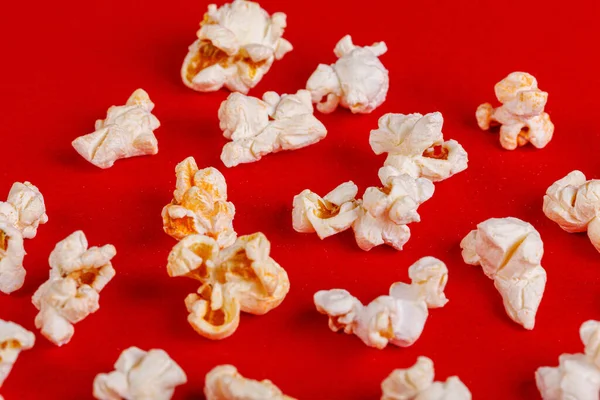 Box Mit Popcorn Auf Rotem Hintergrund Nahaufnahme — Stockfoto
