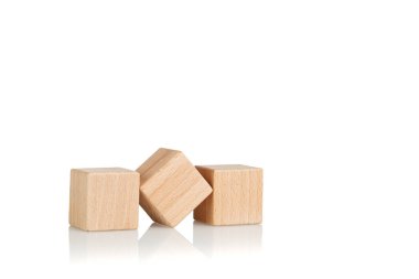 Tahta küpler. Üç parça. İzole edilmiş beyaz arka plan yakın plan.