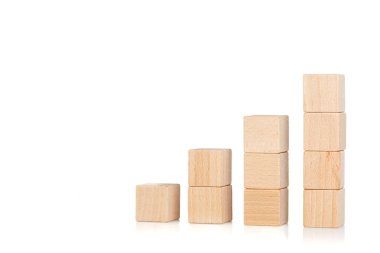 Tahta küpleri merdiven şeklinde, elleri izole edilmiş, yakın plan beyaz bir arka plan.