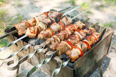 Şişte sebzelerle barbekü yapmak. Izgarada kızartılmış et.