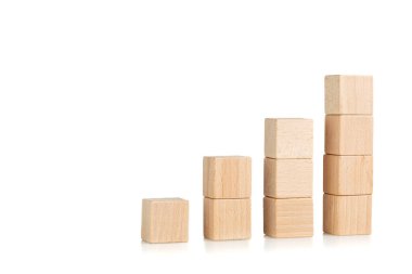Tahta küpleri merdiven şeklinde, elleri izole edilmiş, yakın plan beyaz bir arka plan.