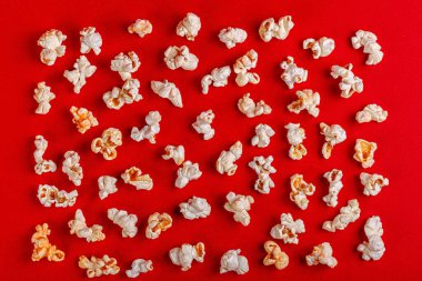 Kırmızı arka planda patlamış mısır kutusu