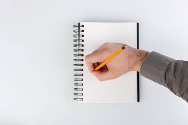 iş not defteri, beyaz arka planda bir kalemi tutan el yakın plan