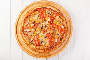 Tavuklu, mantarlı, peynirli, domatesli ve mısırlı lezzetli pizza.