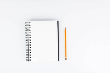 Beyaz arka planda kurşun kalemle yakın plan iş defteri