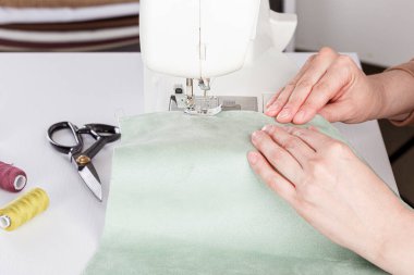 Dikiş makinesi, kumaş dikme, iğne yuvarlak plan. Yakın plan.