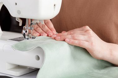 Dikiş makinesi, kumaş dikme, iğne yuvarlak plan. Yakın plan.