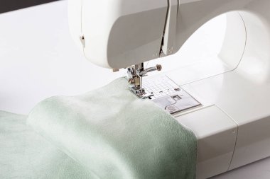 Dikiş makinesi, kumaş dikme, iğne yuvarlak plan. Yakın plan.