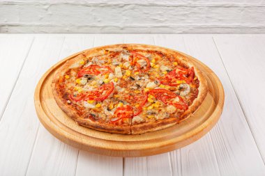 Tavuklu, mantarlı, peynirli, domatesli ve mısırlı lezzetli pizza.