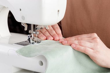Dikiş makinesi, kumaş dikme, iğne yuvarlak plan. Yakın plan.