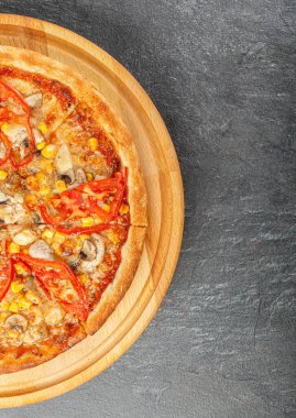 Tavuklu, mantarlı, peynirli, domatesli ve mısırlı lezzetli pizza.