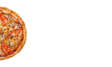 Tavuklu, mantarlı, peynirli, domatesli, mısırlı, ahşap arka planda, izole edilmiş beyaz arka planda nefis bir pizza.