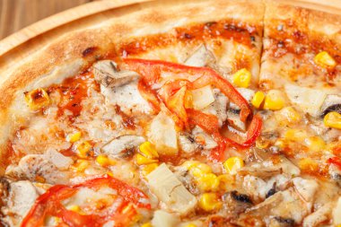 Tavuklu, mantarlı, peynirli, domatesli ve mısırlı lezzetli pizza.