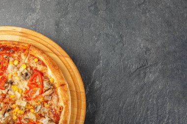 Tavuklu, mantarlı, peynirli, domatesli ve mısırlı lezzetli pizza.