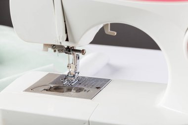 Dikiş makinesi, kumaş dikme, iğne yuvarlak plan. Yakın plan.