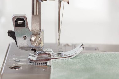Dikiş makinesi, kumaş dikme, iğne yuvarlak plan. Yakın plan.