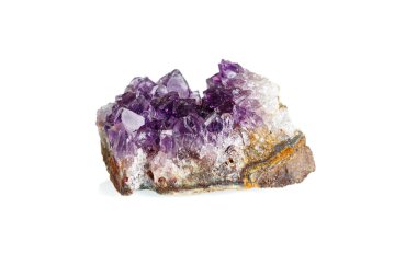 Beyaz zemin üzerindeki Ametist mineral taşı makrosu