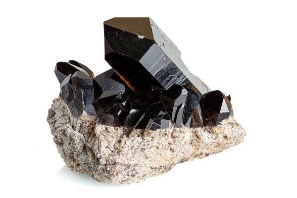 морфий, минеральный камень Мориона на белом фоне крупным планом