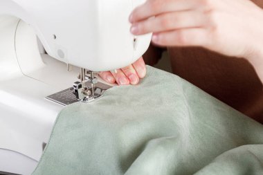 Dikiş makinesi, kumaş dikme, iğne yuvarlak plan. Yakın plan.