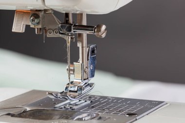 Dikiş makinesi, kumaş dikme, iğne yuvarlak plan. Yakın plan.