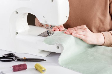 Dikiş makinesi, kumaş dikme, iğne yuvarlak plan. Yakın plan.