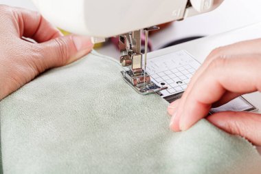 Dikiş makinesi, kumaş dikme, iğne yuvarlak plan. Yakın plan.