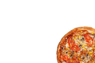 Tavuklu, mantarlı, peynirli, domatesli, mısırlı, ahşap arka planda, izole edilmiş beyaz arka planda nefis bir pizza.