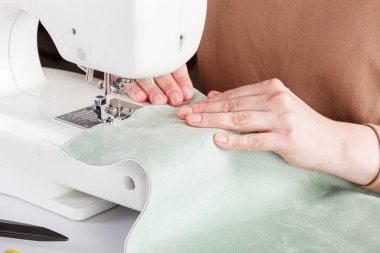 Dikiş makinesi, kumaş dikme, iğne yuvarlak plan. Yakın plan.