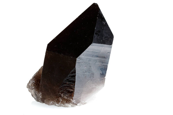 морфий, минеральный камень Мориона на белом фоне крупным планом