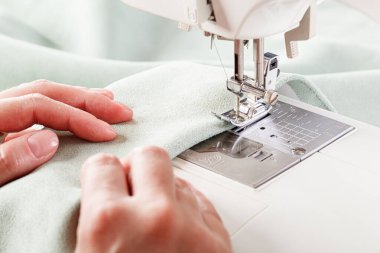 Dikiş makinesi, kumaş dikme, iğne yuvarlak plan. Yakın plan.