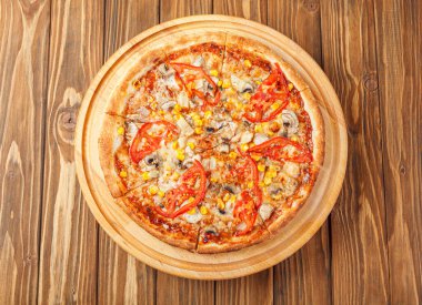 Tavuklu, mantarlı, peynirli, domatesli ve mısırlı lezzetli pizza.